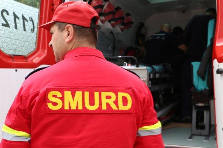 Accident într-o localitate din Cluj! Un bărbat a fost rănit. Paramedicii SMURD îi acordă îngrijiri medicale