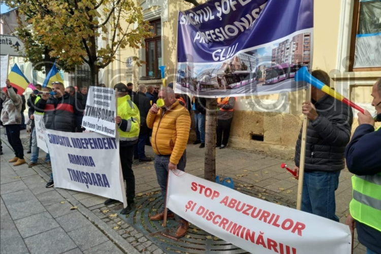 Protest al transportatorilor în fața Primăriei Cluj. Șoferi din toată țara au venit la Cluj  în semn de solidaritate cu transportatorii clujeni FOTO/VIDEO