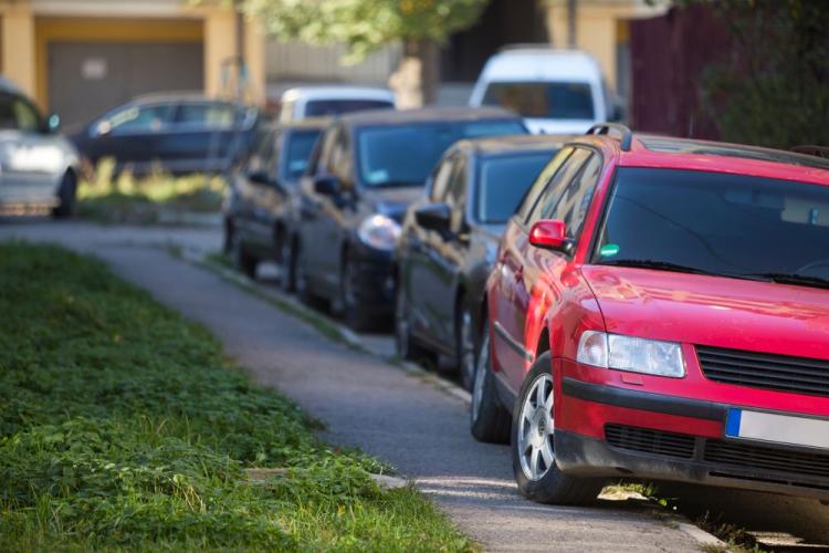 Parcările pe trotuare, motiv de ceartă între clujeni! Un locuitor din Dâmbul Rotund cere sprijinul Primăriei Cluj ca să se împace cu un vecin