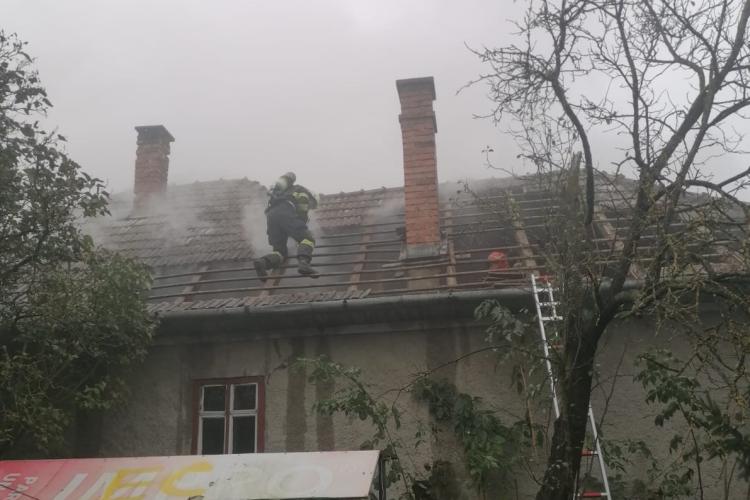 FOTO Incendiu într-o localitate din Cluj! O casă a fost cuprinsă de flăcări. Pompierii intervin cu 3 autospeciale