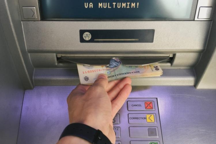 Așa mamă, așa fiică! Două femei din Cluj-Napoca riscă să ajungă la închisoare, după ce au retras bani de pe un card furat