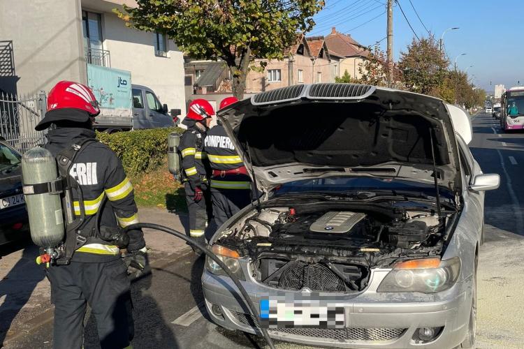 Incendiu pe strada Corneliu Coposu din Cluj-Napoca. Un BMW a luat foc din cauza unei defecțiuni