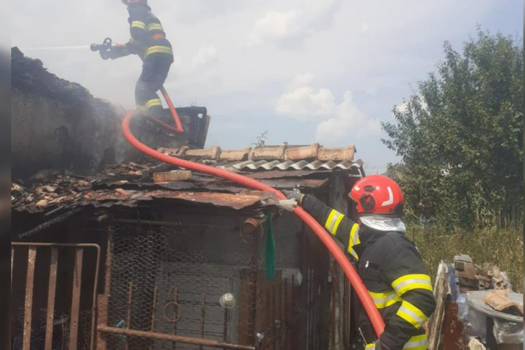 Incendiu într-o comună din Cluj! O bucătărie de vară a fost cuprinsă de flăcări. Pompierii au intervenit de urgență