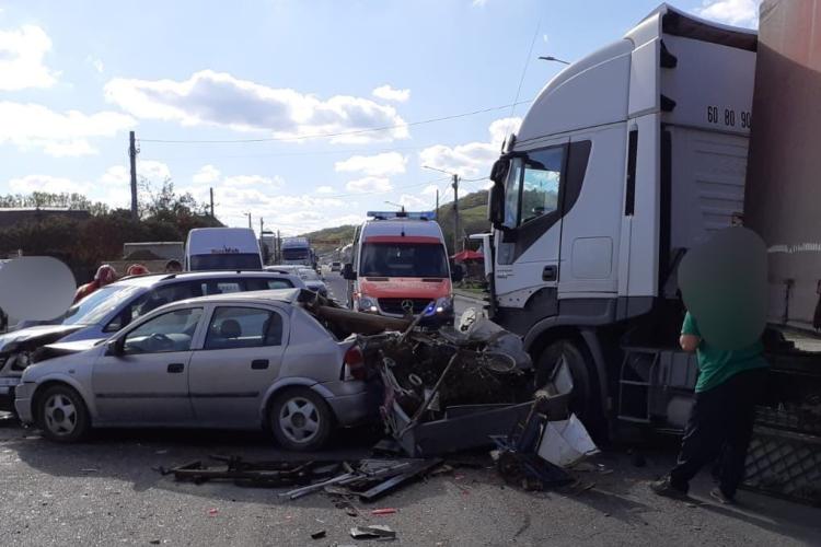 Haos pe un drum din Cluj! Două mașini și un tir s-au făcut praf în urma unui accident rutier. O femeie a fost transportată la spital