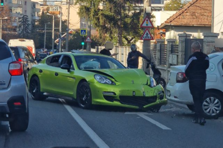 Un Porsche Panamera s-a făcut praf pe o stradă din Cluj-Napoca. Bolidul de lux a intrat într-un taxi