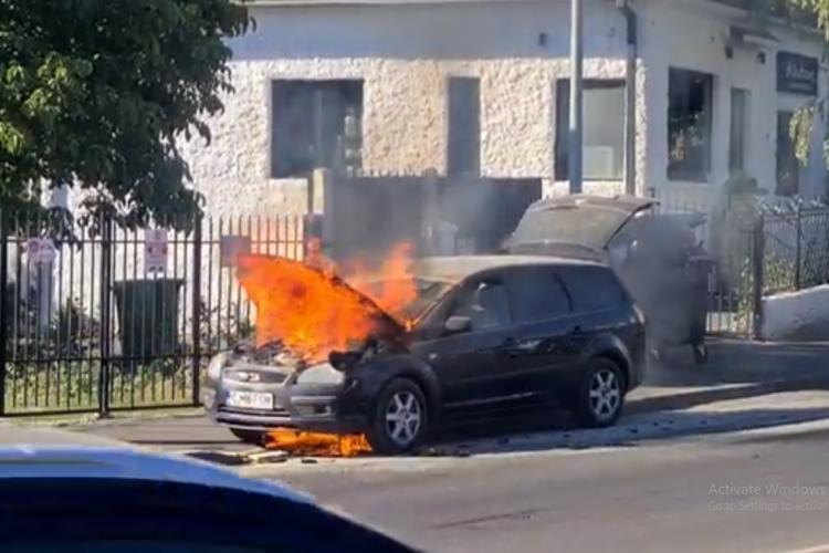 Incendiu pe o stradă din Cluj-Napoca. O mașină a luat foc / Pompierii intervin de urgență 