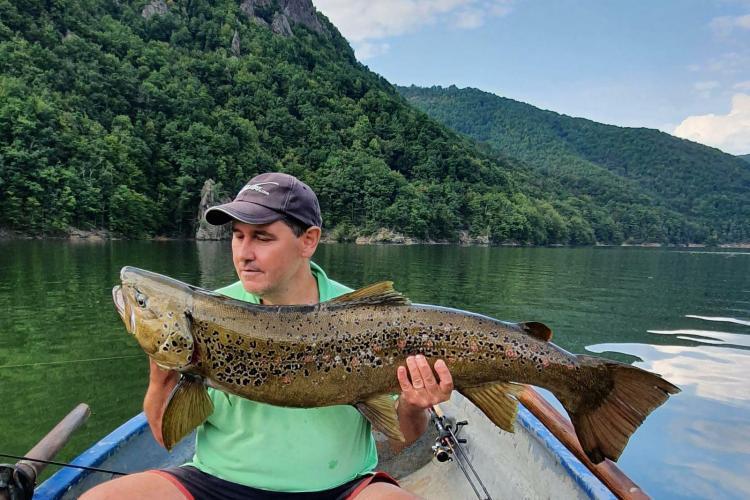 Care este secretul din spatele peștilor URIAȘI din lacul Tarnița? Cum poți să prinzi un astfel de animal. Regele Păstrăvului din Ardeal explică totul 