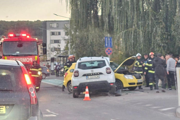 Cluj- Accident pe Eroilor în Florești. Două mașini au fost grav avariate, din cauza neatenției unui șofer FOTO