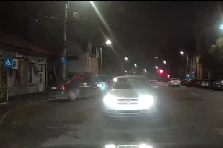 Mersul pe contrasens e la modă în Cluj! Un șofer mergea ,,noaptea, ca hoții” pe Dorobanților, prin centrul orașului: ,,Tot eu primesc flashuri” - VIDEO