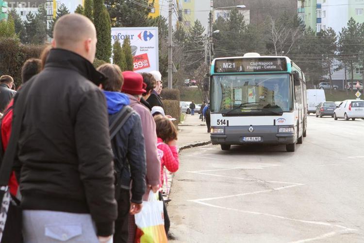 Un clujean plin de datorii se luptă să-și scoată mașina de sub sechestru, ca să nu circule cu autobuzul prin Florești