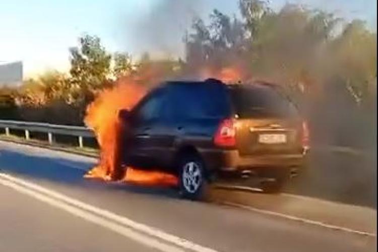 SUV în flăcări la ieșirea din Cluj-Napoca spre Apahida: Martorii asistă neputincioși FOTO VIDEO 