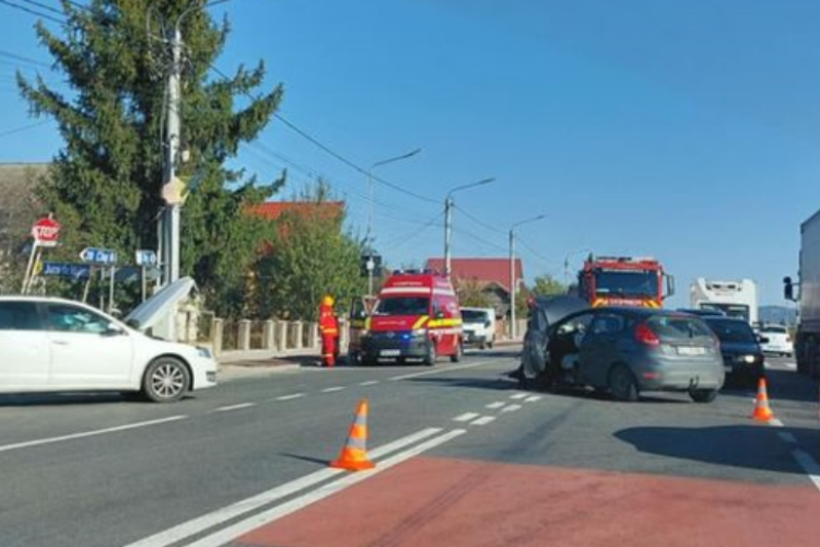 Cluj: Accident rutier în Jucu. Trei mașini au fost implicate. A fost chemat de urgență SMURD-ul