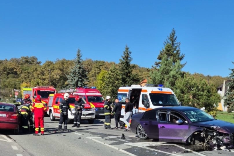 Cluj- Trei mașini implicate într-un accident! Un bărbat rănit a fost scos din mașină de pompieri/ Alte 4 persoane, consultate de echipajul medical - FOTO 