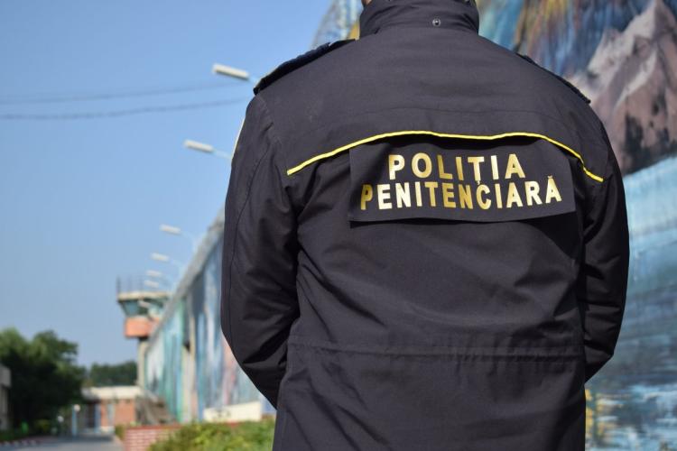 Polițist de penitenciar, prins în flagrant cu peste 2 kg de substanțe psihoactive asupra sa. Colegii îl bănuiau că e traficant de stupefiante