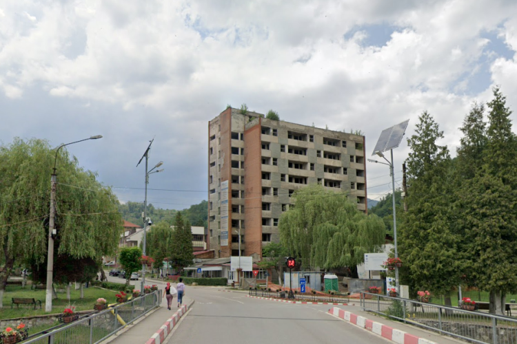 Bloc cu 115 camere, dintr-un oraș din Ardeal, scos la vânzare la prețul unui apartament din centrul Clujului: „Cu o ladă de bere îți puteai lua locuință”