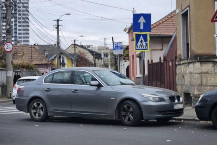 BMW-ul unui „șmecher” din Cluj, parcat în buza unei intersecții: „Poliția trece pe lângă ei fără să se autosesizeze”