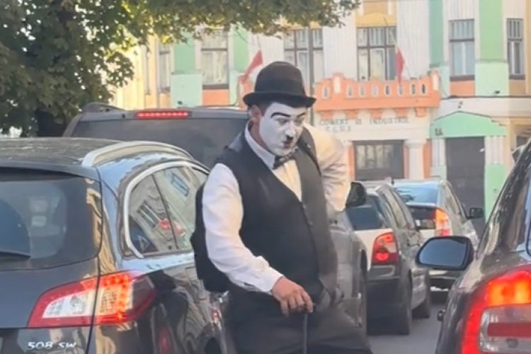 Clujul, orașul în care dai peste personaje de tot felul: După Darth Vader și Batman, acum Charlie Chaplin e senzația de pe străzile din centru VIDEO