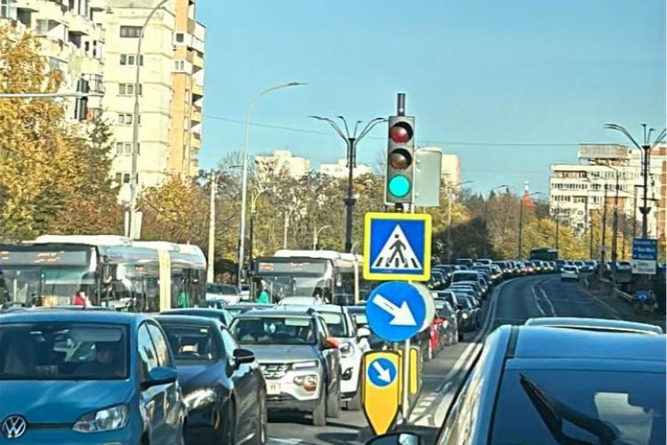 Trafic paralizat pe Calea Florești, după ce o dubă s-a răsturnat lângă VIVO Cluj. Șoferii stau bară la bară: „E coloană de mașini până pe Câmpului”