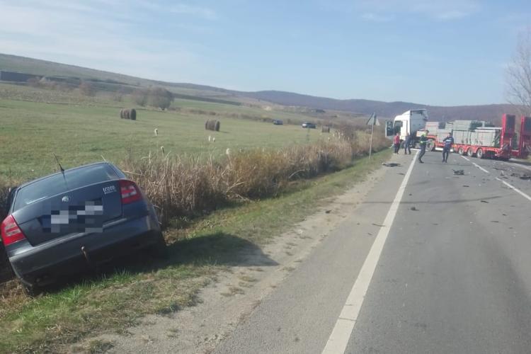 Accident grav în Cluj! Două mașini și un TIR au fost implicate / Trei persoane au fost transportate de urgență la spital - VIDEO