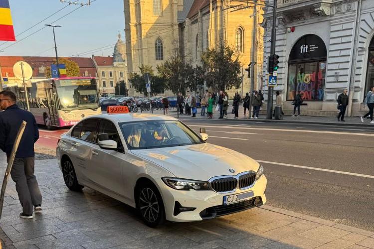 Cum învață șoferii de BMW din Cluj să parcheze neregulamentar la școala de șoferi: „Cu așa instructor sigur iei carnetul”