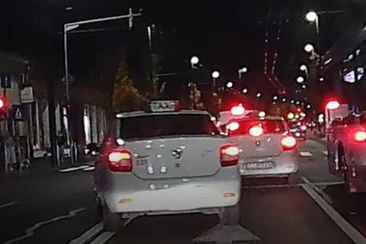 VIDEO. „Șoferul anului” în Cluj! Un taximetrist ignoră complet regulile de circulație și face o manevră periculoasă: „Nu pot să cred”