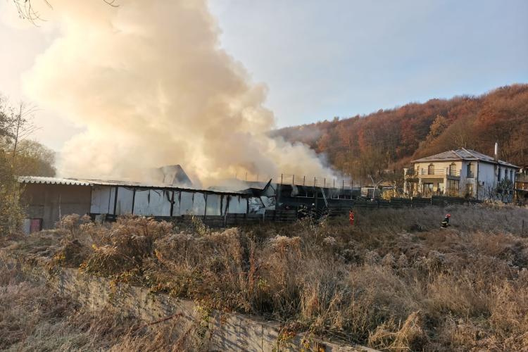 Arde o hală din Feleacu, Cluj!  Flăcările au fost alimentate de materialele combustibile din interior FOTO/VIDEO