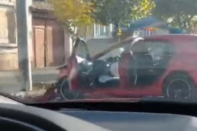 Cluj: O șoferiță a pierdut controlul mașinii și s-a izbit de un stâlp! Totul a fost surprins pe camerele de supraveghere - VIDEO 