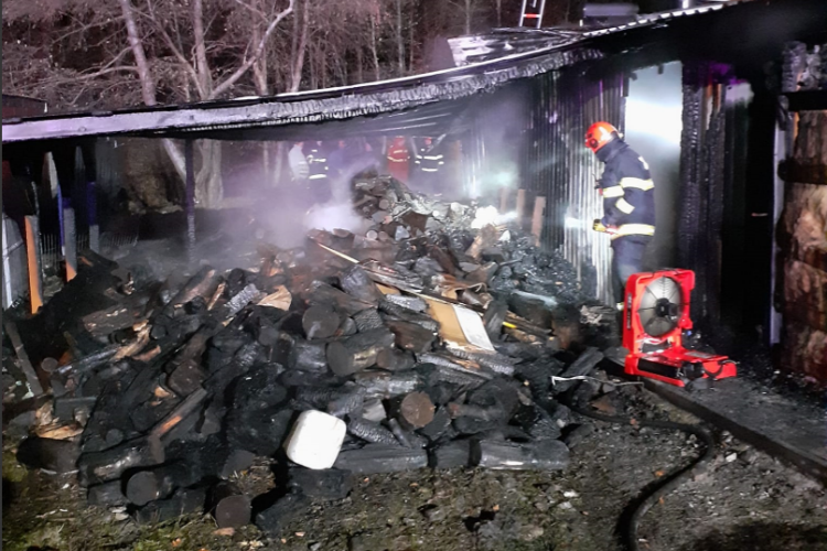 Cluj- Incendiu azi-noapte la o cabană. Pompierii s-au luptat cinci ore să stingă focul. Totul a pornit de la un scurtcircuit FOTO