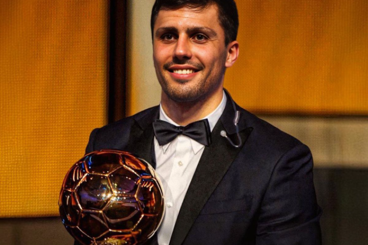 Rodri, mijlocașul de la Manchester City, a fost desemnat cel mai bun jucător din 2024! Noul Balon de Aur a urcat pe scenă în cârje