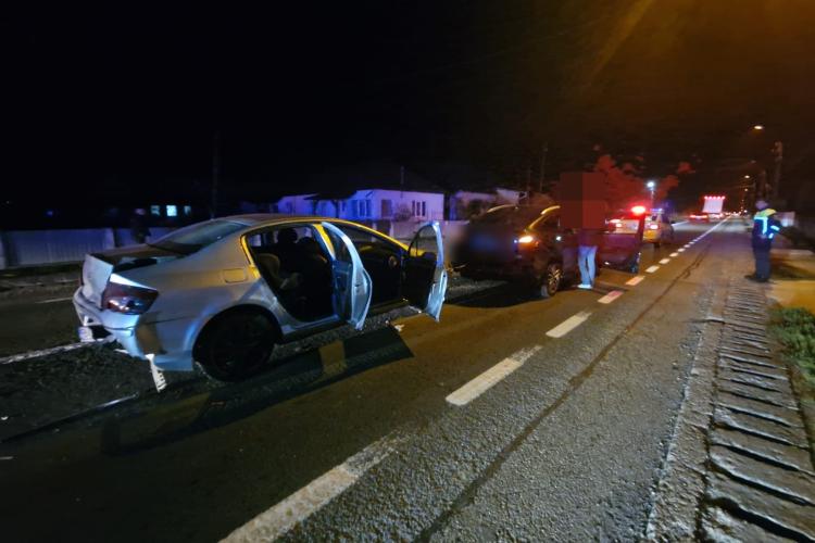 Trei mașini implicate într-un accident la Cluj. O fetiță de 7 ani și un bărbat de 35 de ani, transportați de urgență la spital FOTO