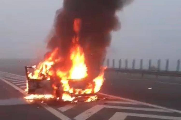 Cluj: Incendiu spectaculos pe Autostrada Transilvania A3. O mașină a fost distrusă COMPLET de flăcări! De la ce a pornit nenorocirea 