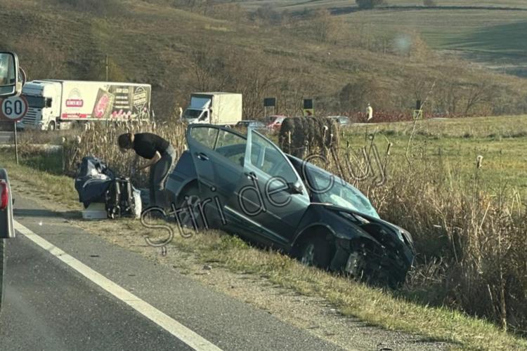 Accident grav în Cluj! Două mașini și un TIR au fost implicate / Trei persoane au fost transportate de urgență la spital - VIDEO