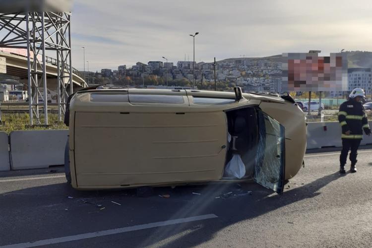 Cluj- Accident grav în Florești! O dubă s-a răsturnat lângă VIVO și un Mercedes a fost distrus. Un bărbat, transportat de urgență la spital FOTO