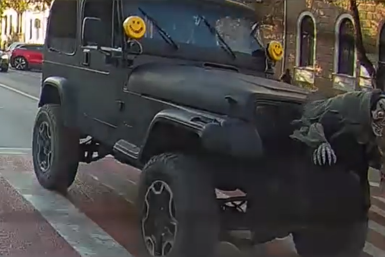 VIDEO Clujenii își costumează și mașinile de Halloween! Un Jeep-schelet, pregătit de sărbătoare, a făcut senzație pe Calea Dorobanților în Cluj