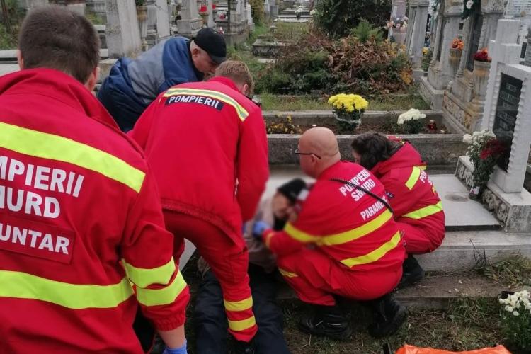 O cruce de zeci de kilograme s-a prăbușit peste un bătrân într-un cimitir din Cluj: ,,A fost internat la Terapie Intensivă în stare gravă” - FOTO