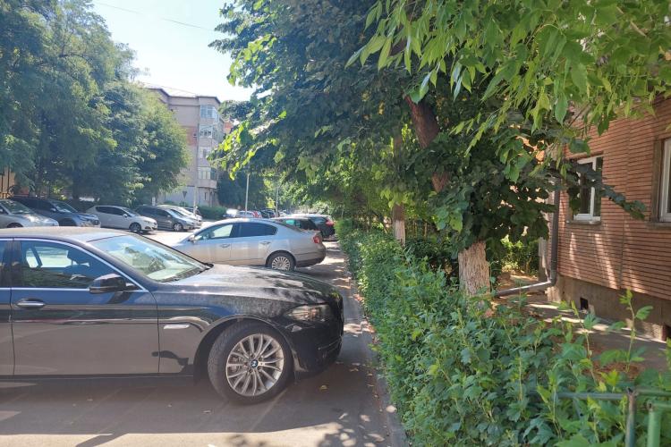 Clujeancă din Bună Ziua, sătulă de șoferii care își parchează mașinile pe trotuare: „Trebuie să umblăm pe strada intens circulată”