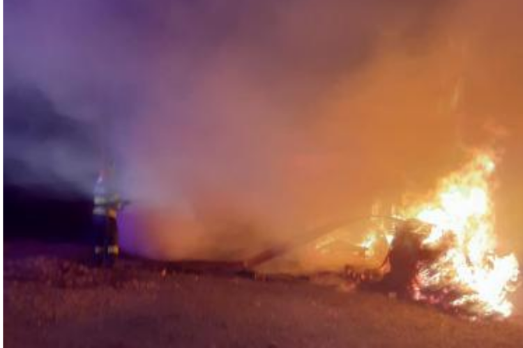 Incendiu puternic azi-noapte: Gospodăria unor clujeni a fost distrusă! Zeci de găini au murit, iar proprietarul a făcut atac de panică