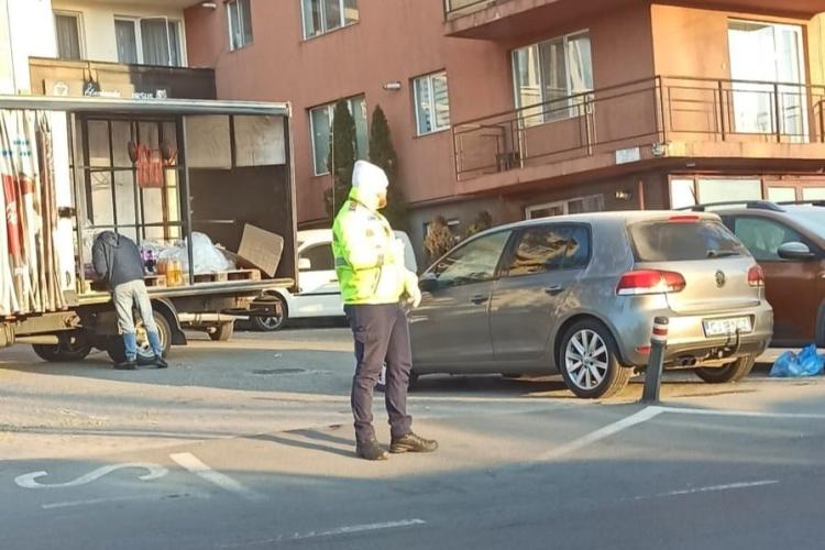 ,,La -2 grade sunt în stradă și ajută”. Clujenii felicită oamenii legii care ajută la îmbunătățirea traficului în fiecare dimineață: ,,Se vede diferența