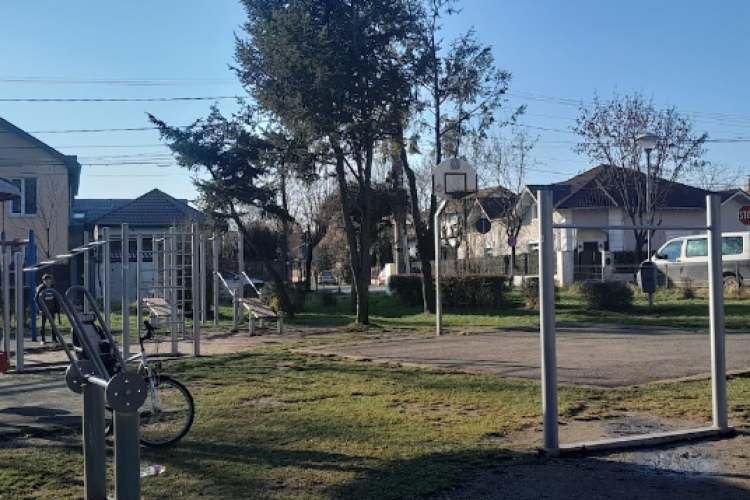 Debandadă într-un parc din Cluj-Napoca. Oamenii se adună ,,în fiecare zi și seară” și ,,aruncă doze de suc, bere, mucuri de țigară”