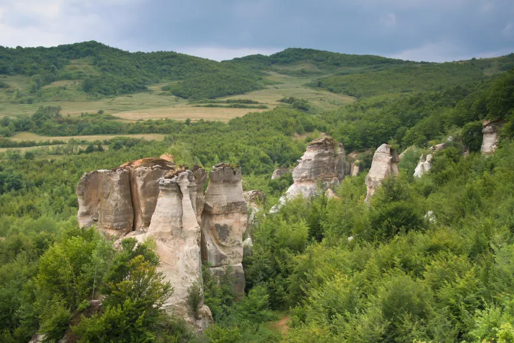 Meteora din Ardeal: O minune naturală, la o oră de Cluj! Ce blestem de dragoste ascund stâncile fermecate ale acestui tărâm magic FOTO 