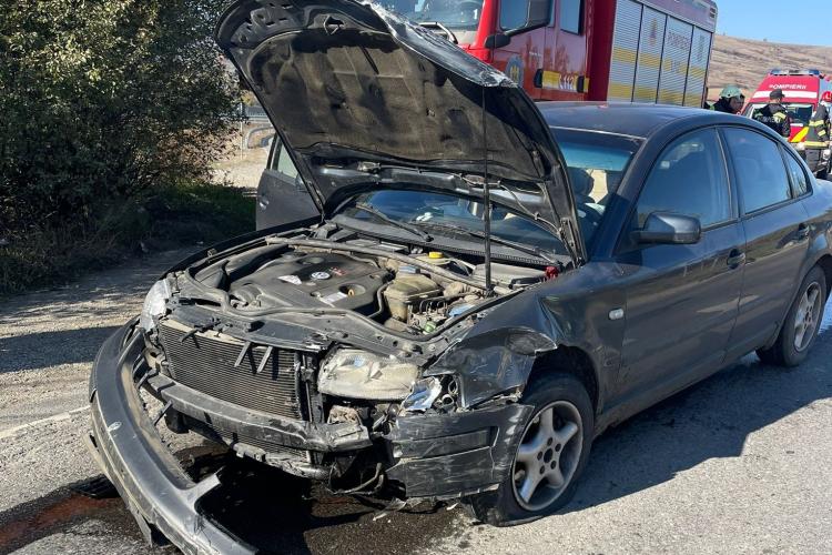 Accident rutier într-o localitate din Cluj. Două persoane au fost consultate de echipajul medical după impactul între două mașini - FOTO