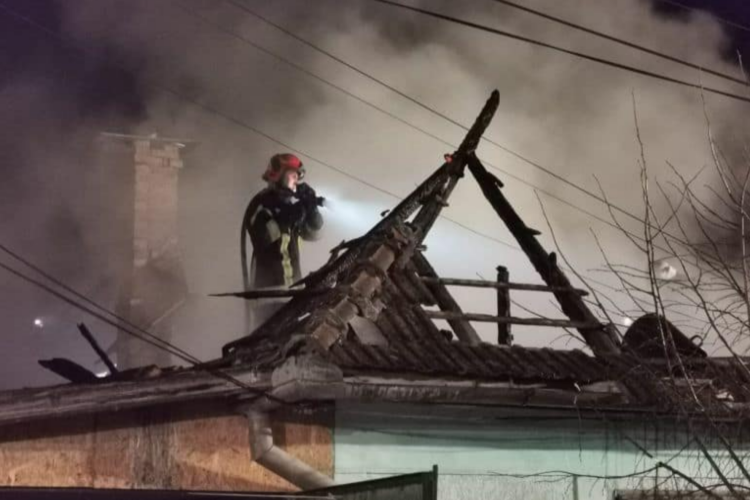 Casa în flăcări în Cluj! Pompierii sunt încă la fața locului și încearcă să stingă incendiul izbucnit în această dimineațăFOTO