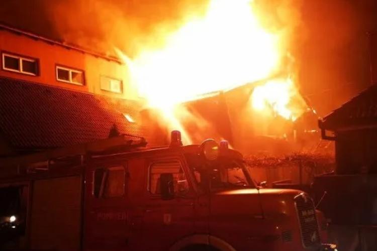 Incendiu violent la acoperișul unei case! Pompierii luptă să stingă flăcările