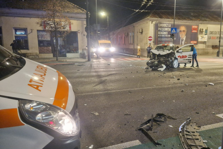 Accident GRAV în Cluj-Napoca, pe B-dul 21 decembrie. Implicate o ambulanță, un autobuz și o mașină. Pacientă blocată în ambulanță FOTO/VIDEO