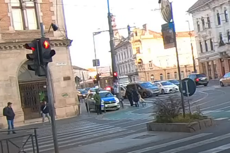 VIDEO Mașină de poliție surprinsă circulând pe trotuar în centrul Clujului. IPJ Cluj a demarat deja verificări