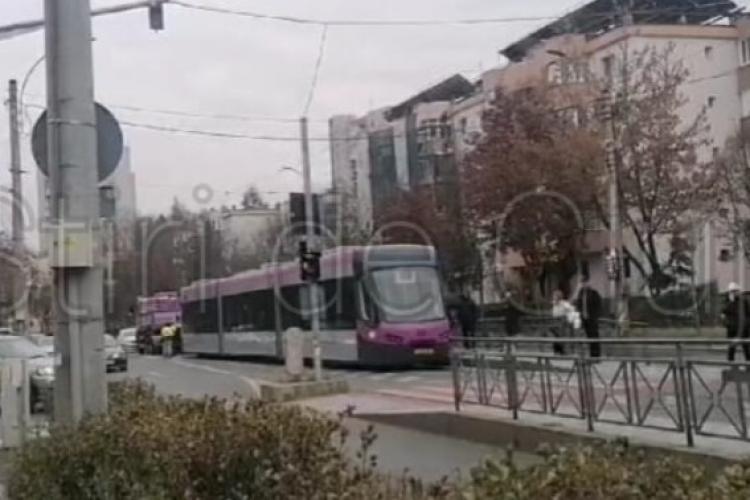 Haos pe o stradă din Cluj-Napoca! Un tramvai s-a stricat și încurcă circulația - VIDEO