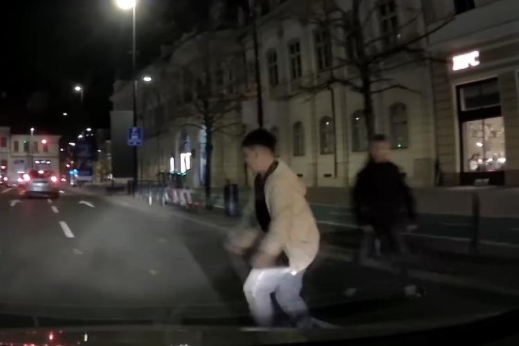 VIDEO ȘOCANT! Doi copii din Cluj aproape sunt loviți de un șofer, după ce se prefac că sar în fața mașinii, în centrul Clujului 