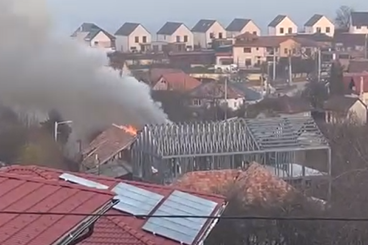 Incendiu în Feleacu, Cluj! O casă a fost cuprinsă de flăcări. Pompierii au intervenit de urgență - FOTO și VIDEO 