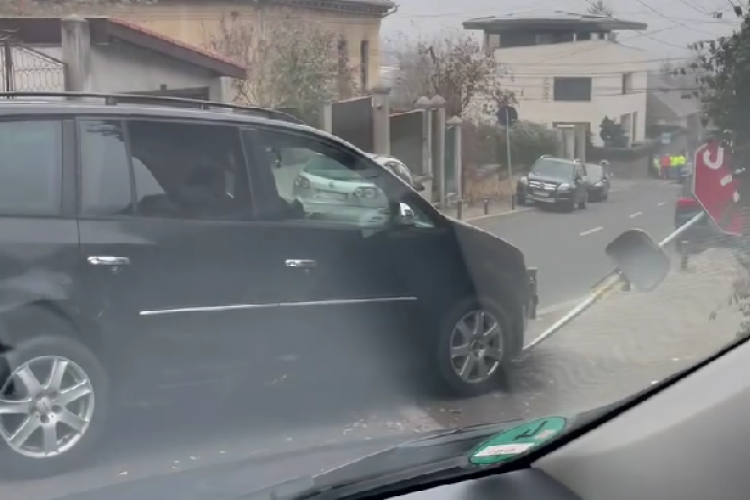 VIDEO O mașină fără șofer a doborât un stâlp cu semnul rutier “STOP”, pe o stradă din Cluj-Napoca: ,,Ai uitat să tragi frâna de mână”