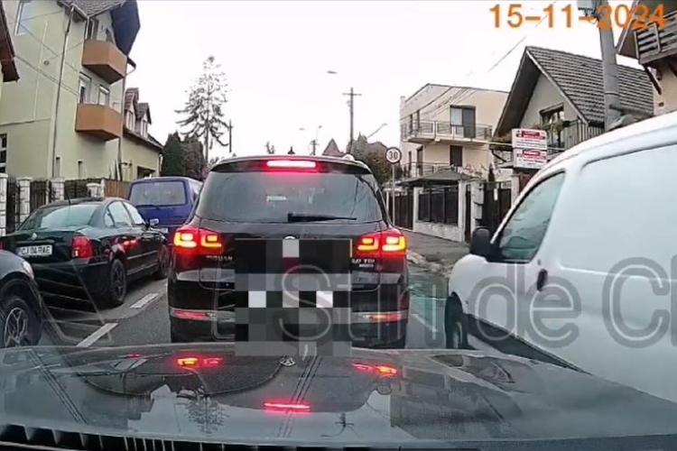 Un clujean a inventat bicicleta cu 4 roți și motor. Arată exact ca o mașină, dar poate circula și pe pistele de biciclete VIDEO